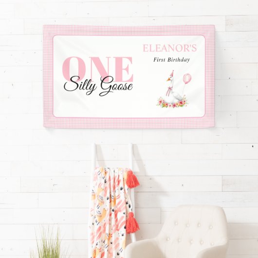 Een gekke gans, roze gingham meisje's 1e verjaarda spandoek (Insitu)