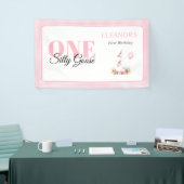 Een gekke gans, roze gingham meisje's 1e verjaarda spandoek (Beurs)