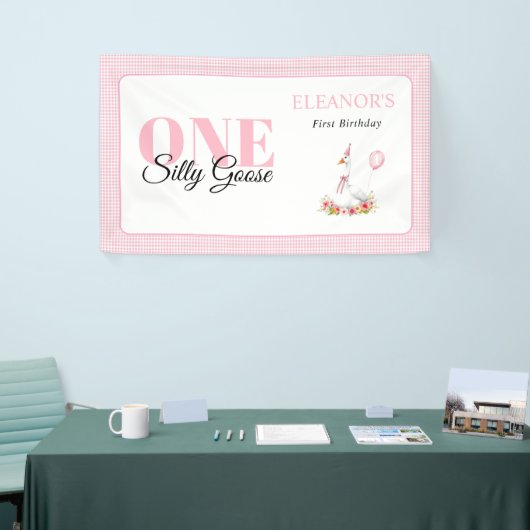 Een gekke gans, roze gingham meisje's 1e verjaarda spandoek (Beurs)