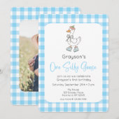 Een Gekke Goose Blue 1st Birthday Photo Invitation Kaart (Voorkant / Achterkant)