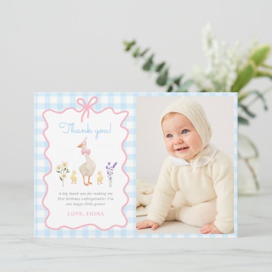 Een Gekke Goose Blue Gingham 1st Birthday Foto Bedankkaart (Staand voorkant)