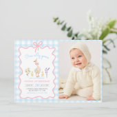 Een Gekke Goose Blue Gingham 1st Birthday Foto Kaart (Staand voorkant)