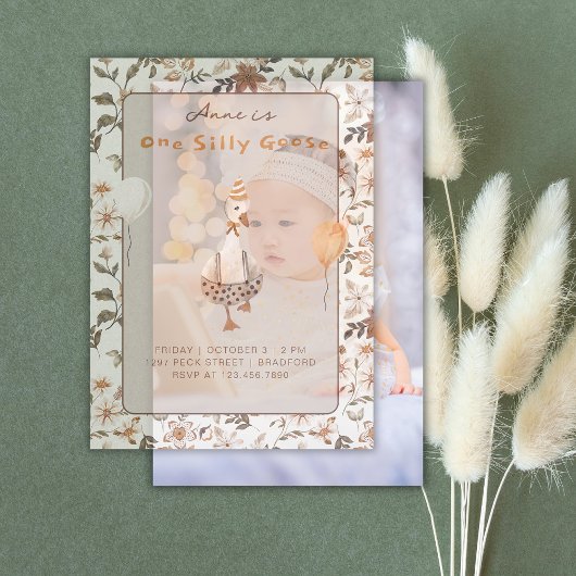 Een Gekke Goose Neutral 1e Verjaardagsfeest Vellum Uitnodigingen