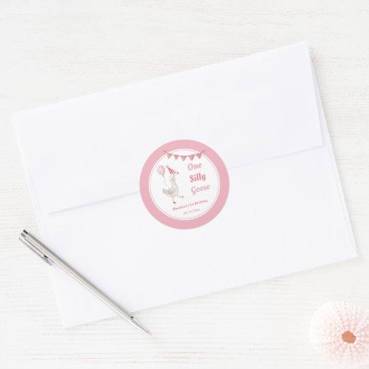 Een Gekke Goose Pink Girl Verjaardag Ronde Sticker (Envelop)