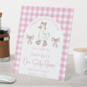 Een Gekke Goose Roze 1e Verjaardag Reclamebord Met Voetstuk (Insitu)