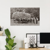 Een geladen hooiwagen en werknemers poster (Thuiskantoor)