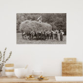 Een geladen hooiwagen en werknemers poster (Keuken)