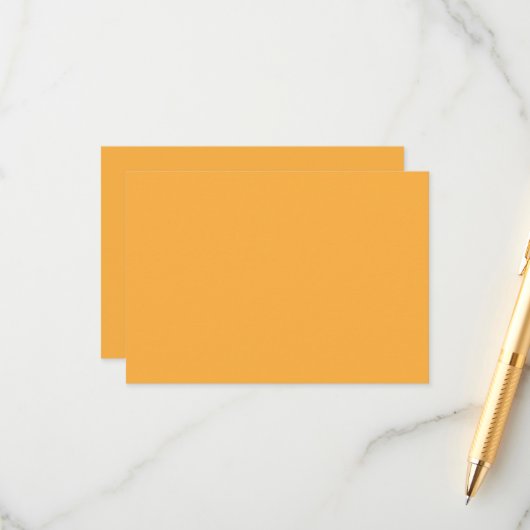 Een gele achtergrond met een informatiekaartje (Voorkant / Achterkant in situ)