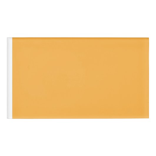 Een gele achtergrond met een zwarte rand naambadge (Voorkant)