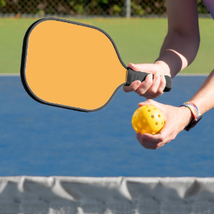 Een gele achtergrond met een zwarte rand pickleball paddle