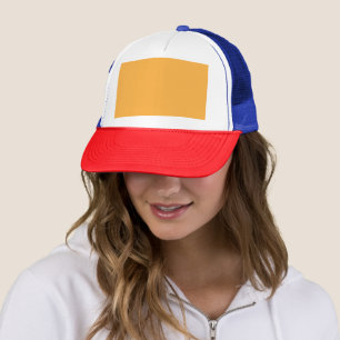 Een gele achtergrond met een zwarte rand trucker pet