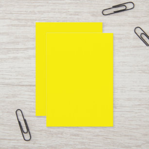 Een gele achtergrond met een zwarte rand visitekaartje