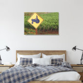 Een gele bord dat een tractorwaarschuwing aangeeft canvas afdruk (Insitu (Slaapkamer))