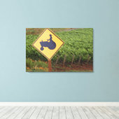 Een gele bord dat een tractorwaarschuwing aangeeft canvas afdruk (Insitu (Houten vloer))