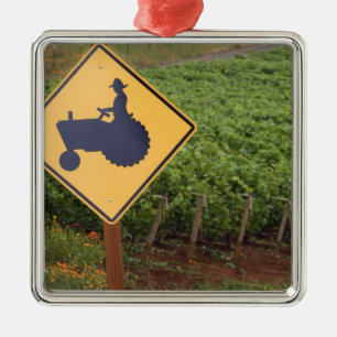 Een gele bord dat een tractorwaarschuwing aangeeft metalen ornament