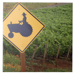 Een gele bord met een tractor die de wijngaard kru tegeltje