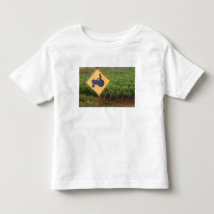 Een gele bord met een tractor die een wijngaard kr kinder shirts