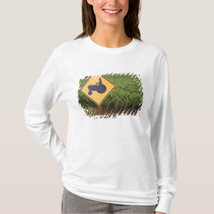 Een gele bord met een tractor die een wijngaard kr t-shirt