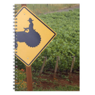 Een gele bord voor kruisende tractoren in de wijng notitieboek