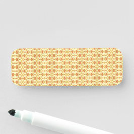 Een gele en witte achtergrond met een ingewikkelde naamplaatje