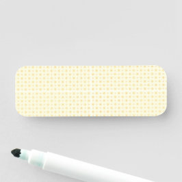 Een gele en witte achtergrond met kleine cirkels naamplaatje