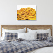 Een gele sjaal canvas afdruk (Insitu (Slaapkamer))