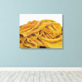 Een gele sjaal canvas afdruk (Insitu (Houten vloer))