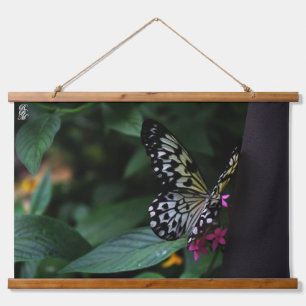 Een Gele Vlinder op Roze Bloemen Hangend Wandkleed