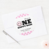 Een gelukkige babe roze geruite verjaardag ronde sticker (Envelop)