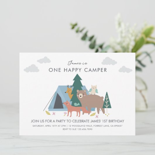 Eén gelukkige camper verjaardag Uitnodiging (Staand voorkant)