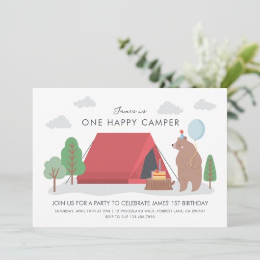 Eén gelukkige camper-verjaardagsuitnodiging kaart (Staand voorkant)
