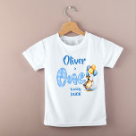 Een gelukkige eend blauwe gingham verjaardag gedru<br><div class="desc">Een gelukkige eend blauw gingham 1e verjaardagsfeestje afgedrukt verjaardagsfotoshoot t-shirt sjabloon,  schattige wilde eend met een feestje pet en ballonnen met zacht pastel blauw gingham rand voor jongens 1e verjaardagsfeestje gepersonaliseerde t-shirt foto rekwisieten</div>