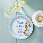 Een gelukkige eend blauwe gingham verjaardag gedru papieren bordje<br><div class="desc">Een gelukkige eend blauw gingham 1e verjaardagsfeestje bedrukt papier borden sjabloon,  schattige mallard eend met een feest pet en ballonnen met zacht pastel blauw gingham rand voor jongens 1e verjaardagsfeestje gepersonaliseerd servies tafel decor bedrukt feest borden</div>