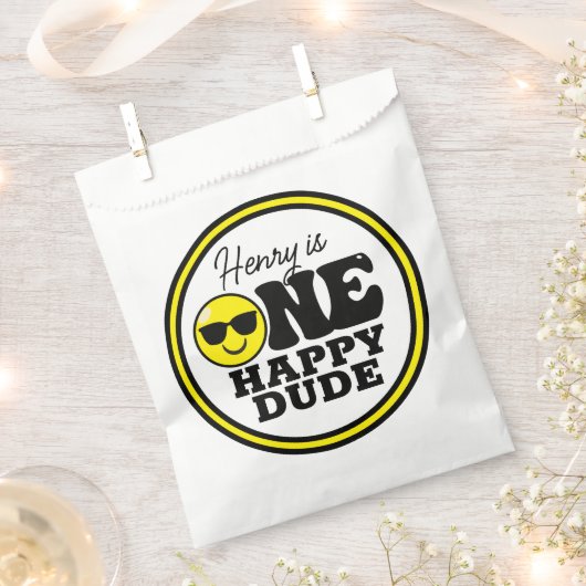 Een gelukkige  gast met een verjaardagsfeest bedankzakje (Geknipt)