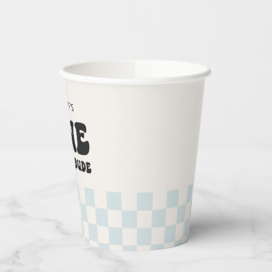 Een gelukkige kerel glimlach gezicht eerste verjaa papieren bekers (Links)