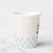 Een gelukkige kerel glimlach gezicht eerste verjaa papieren bekers (Rechts)