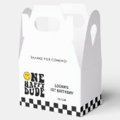 Een gelukkige kerel glimlach gezicht jongen eerste bedankdoosjes (Geopend)