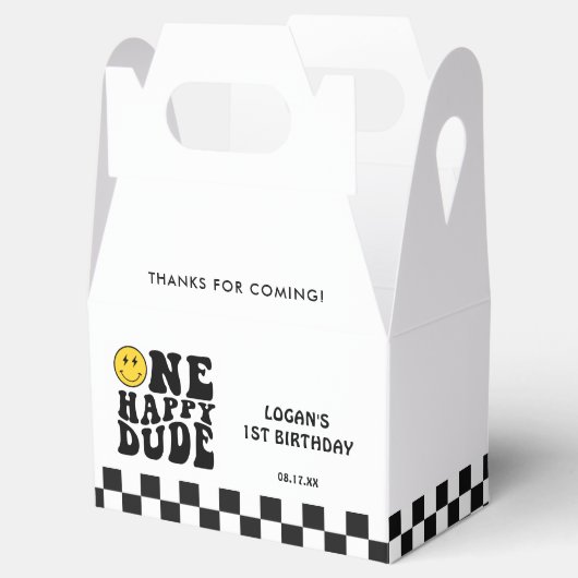 Een gelukkige kerel glimlach gezicht jongen eerste bedankdoosjes (Geopend)