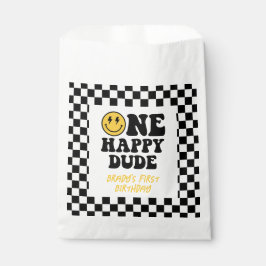 Een gelukkige kerel glimlach gezicht jongen eerste bedankzakje