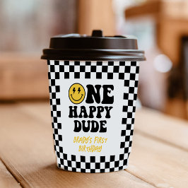 Een gelukkige kerel glimlach gezicht jongen eerste papieren bekers