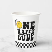 Een gelukkige kerel glimlach gezicht jongen eerste papieren bekers (Voorkant)