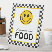 Een gelukkige kerel glimlach gezicht voedselstatio reclamebord met voetstuk (Insitu)