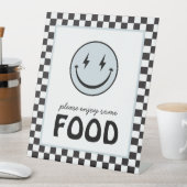 Een gelukkige kerel glimlach gezicht voedselstatio reclamebord met voetstuk (Insitu)