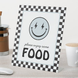 Een gelukkige kerel glimlach gezicht voedselstatio reclamebord met voetstuk