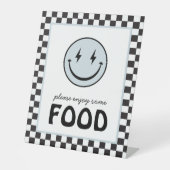 Een gelukkige kerel glimlach gezicht voedselstatio reclamebord met voetstuk (Voorkant)