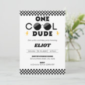 Een gelukkige kerel met een coole kerel die de eer kaart (Staand voorkant)