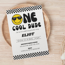 Een gelukkige kerel met een coole kerel die de eer kaart