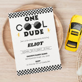 Een gelukkige kerel met een coole kerel die de eer kaart