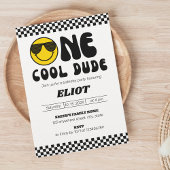 Een gelukkige kerel met een coole kerel die de eer kaart