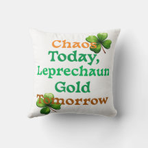 Een gelukkige leraar die kennis en geluk verspreid